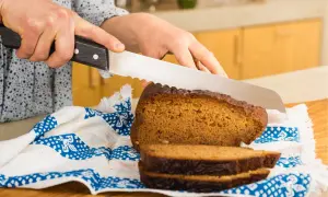 Krojenie puszystego chleba bezglutenowego. Idealny przepis na pyszne, domowe wypieki.