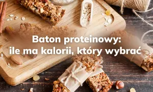 Baton proteinowy: ile ma kalorii? Na zdjęciu widać kilka batonów z płatkami owsianymi, orzechami i suszonymi owocami.
