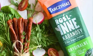 Kabanosy roślinne Tarczynski z warzywami i ziołami.