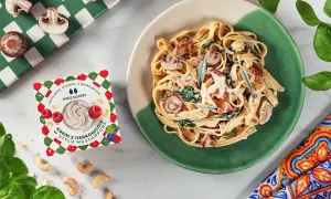 Pyszny makaron z grzybami i szpinakiem w kremowym sosie. Gdzie kupić wegańskie mascarpone? Na opakowaniu jest podpowiedź!