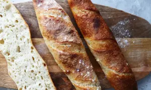 Chrupiąca bagietka bezglutenowa, idealna na kanapki. Oto prosty przepis na domową bagietkę bez glutenu.