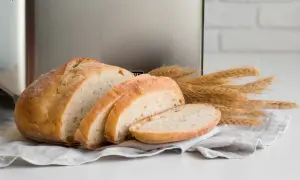 Świeżo upieczony chleb z maszyny, idealny na zdrowy posiłek. Ten przepis na zdrowy chleb z maszyny jest prosty i pyszny.