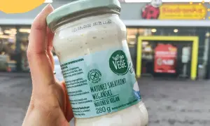 Słoik wegańskiego majonezu Go Vege, idealny do sałatek. Gdzie kupić? W Biedronce!