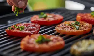 Pomidory na grillu, posypywane ziołami. Idealne co na grilla wegetariańskie, smak lata.