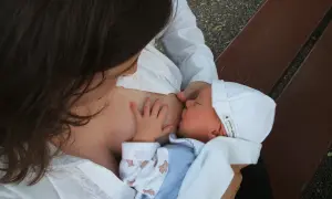 Matka karmi piersią dziecko. Czy mleko matki jest wegańskie? To pytanie, na które odpowiedź jest oczywista dla wielu.