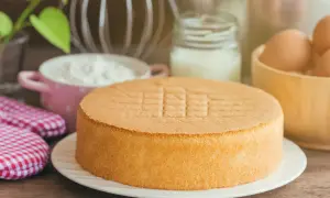 Idealny tort bezglutenowy przepis. Puszysty biszkopt, jajka, mleko i mąka czekają na przygotowanie.