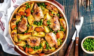 Pyszne pieczone udka kurczaka z ziemniakami, marchewką i groszkiem. Idealne na dietę bezglutenową przepisy.
