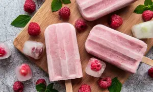 Malinowe lody na patyku i kostki lodu z malinami. Idealne przepisy na zdrowe lody, które zachwycą każdego.