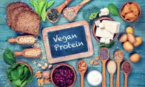 Jak uzupełniać białko w diecie wegetariańskiej? Tofu, soczewica, orzechy, nasiona chia, siemię lniane, płatki owsiane, fasola, brokuły, szpinak i pełnoziarniste pieczywo to świetne źródła.