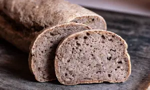 Pyszny chleb bezglutenowy z ziarnami, idealny na śniadanie. Oto przepis na chleb bezglutenowy, który zachwyci każdego.