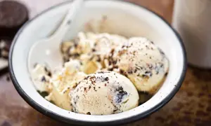 Pyszne lody proteinowe z kawałkami ciastek. Idealne, gdy zastanawiasz się, jak zrobić lody proteinowe.