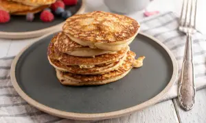 Stos puszystych proteinowych pancakes na talerzu, idealnych na zdrowe śniadanie. Dowiedz się, jak zrobić proteinowe pancakes!
