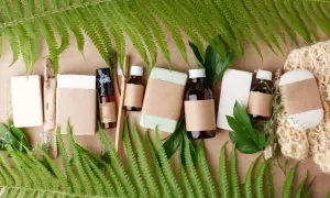 Naturalne produkty wegańskie: mydła, bambusowe szczoteczki, olejki w buteleczkach i gąbka.