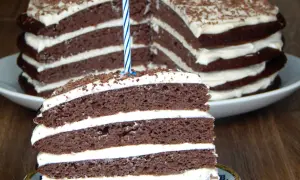 Czekoladowy tort na roczek z kremem, posypany wiórkami. Idealny zdrowy tort na roczek przepis, który zachwyci malucha i gości.