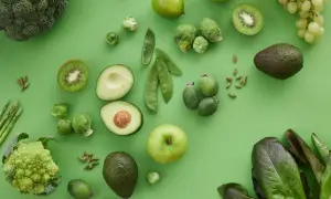 Zielone warzywa i owoce: brokuł, awokado, kiwi, jabłko, fasolka, brukselka, winogrona, sałata. Jak przytyć na diecie wegetariańskiej?