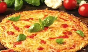 Pyszna pizza bezglutenowa z pomidorami i bazylią. Idealny przepis dla każdego!