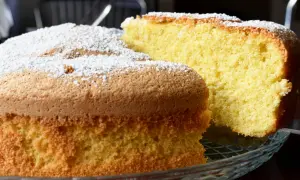 Puszysty biszkopt bezglutenowy, posypany cukrem pudrem. Idealny na każdą okazję, a przepis na niego jest prosty!