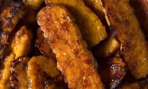 Usmażony tempeh, idealny sposób na to, jak zrobić wegańskie mięso. Złocisty, lekko przypieczony, apetyczny.