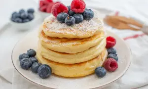 Puszyste pancakes z jagodami i malinami, idealne na zdrowe śniadanie. Ten przepis na zdrowe pancakes zachwyci każdego!