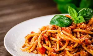 Pyszne wegetariańskie spaghetti z sosem pomidorowym i bazylią. Idealny pomysł na obiad, jak zrobić wegetariańskie spaghetti.