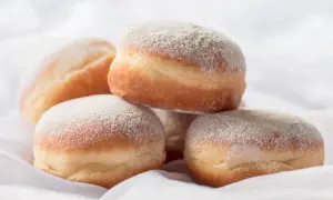 Pyszne pączki bezglutenowe posypane cukrem pudrem. Idealne na tłusty czwartek, oto przepis!
