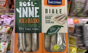 Roślinne kiełbaski z boczniakiem, bez kęsa mięsa. Gdzie kupić? Tarczyński białe, wegańskie, bez konserwantów.