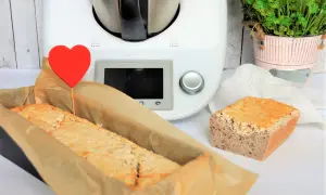 Pyszne, domowe wypieki bezglutenowe przygotowane w Thermomixie. Na zdjęciu chleb w keksówce i kromka chleba.