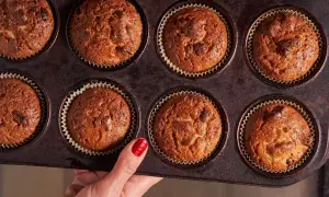 Gotowe zdrowe muffinki z czekoladą, idealne na drugie śniadanie. Oto przepis na zdrowe muffinki!