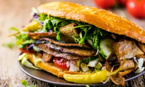 Pyszny kebab wegetariański z warzywami i sosami. Zastanawiasz się, ile kalorii ma kebab wegetariański? Ten wygląda na sycący!