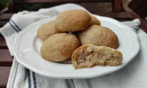 Pyszne, domowe bulki bezglutenowe. Przepis na nie jest prosty, a efekt zachwyca. Idealne na śniadanie.