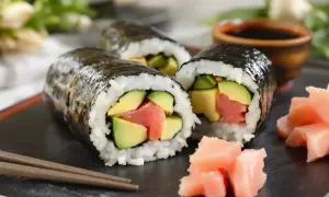 Z czym zrobić sushi wegetariańskie? Rolki z awokado, mango i tofu, podane z imbirem i sosem sojowym.