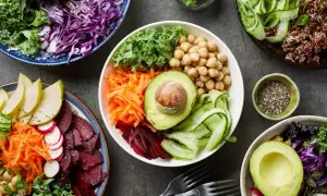 Kolorowe miski z warzywami, ciecierzycą i awokado. Czy dieta wegańska jest niebezpieczna? Te posiłki wyglądają na zdrowe i sycące.