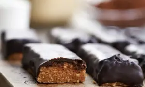 Domowe batony proteinowe oblane czekoladą. Idealne, gdy zastanawiasz się, jak zrobić batona proteinowego.