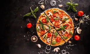 Pyszna pizza wegetariańska z pomidorami i bazylią. Zastanawiasz się, ile kalorii ma pizza wegetariańska?