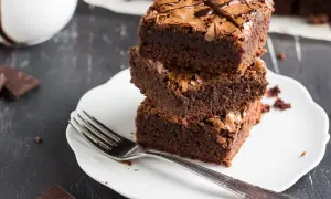 Pyszne, wilgotne brownie ułożone na talerzyku, idealne do kawy. To przepis na zdrowe ciasto, które zachwyci każdego.