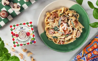 Pyszny makaron z grzybami i szpinakiem w kremowym sosie. Gdzie kupić wegańskie mascarpone? Na opakowaniu jest podpowiedź!