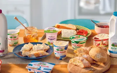 Piatnica roślinna gdzie kupić? Pyszne produkty nabiałowe i pieczywo na stole.