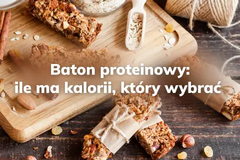 Baton proteinowy: ile ma kalorii? Na zdjęciu widać kilka batonów z płatkami owsianymi, orzechami i suszonymi owocami.
