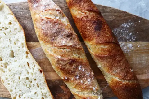 Chrupiąca bagietka bezglutenowa, idealna na kanapki. Oto prosty przepis na domową bagietkę bez glutenu.