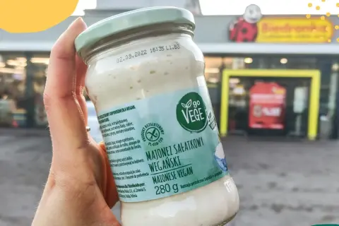 Słoik wegańskiego majonezu Go Vege, idealny do sałatek. Gdzie kupić? W Biedronce!