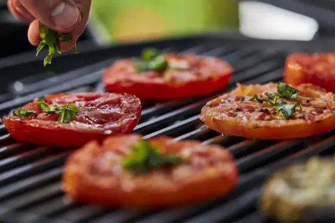 Pomidory na grillu, posypywane ziołami. Idealne co na grilla wegetariańskie, smak lata.