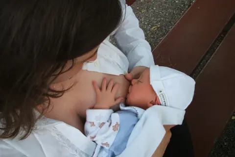 Matka karmi piersią dziecko. Czy mleko matki jest wegańskie? To pytanie, na które odpowiedź jest oczywista dla wielu.