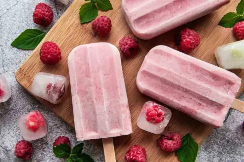 Malinowe lody na patyku i kostki lodu z malinami. Idealne przepisy na zdrowe lody, które zachwycą każdego.