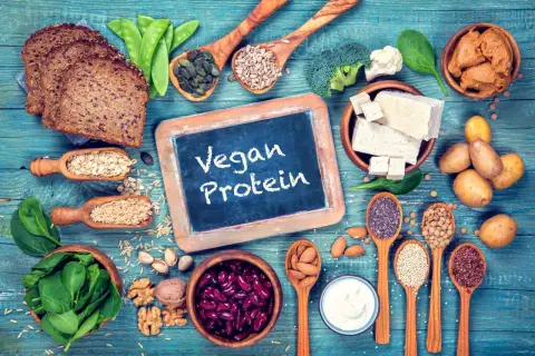 Jak uzupełniać białko w diecie wegetariańskiej? Tofu, soczewica, orzechy, nasiona chia, siemię lniane, płatki owsiane, fasola, brokuły, szpinak i pełnoziarniste pieczywo to świetne źródła.