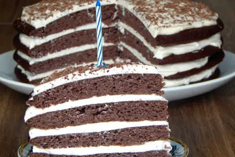 Czekoladowy tort na roczek z kremem, posypany wiórkami. Idealny zdrowy tort na roczek przepis, który zachwyci malucha i gości.