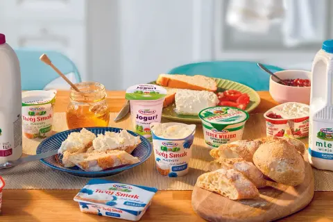 Piatnica roślinna gdzie kupić? Pyszne produkty nabiałowe i pieczywo na stole.