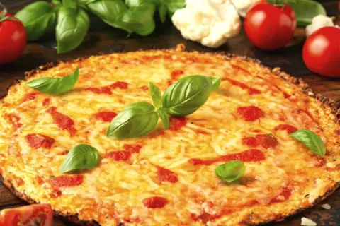 Pyszna pizza bezglutenowa z pomidorami i bazylią. Idealny przepis dla każdego!
