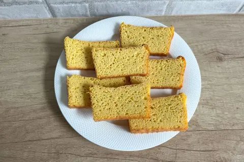 Chleb bezglutenowy z mąki kukurydzianej, pokrojony w kromki, ułożony na białym talerzu. Pyszny przepis!