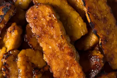 Usmażony tempeh, idealny sposób na to, jak zrobić wegańskie mięso. Złocisty, lekko przypieczony, apetyczny.