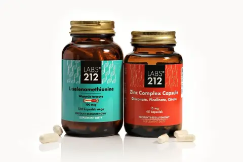 Dwie butelki suplementów diety: L-selenometionina i Zinc Complex Capsule. Idealne, by dowiedzieć się, co suplementować na diecie wegetariańskiej.